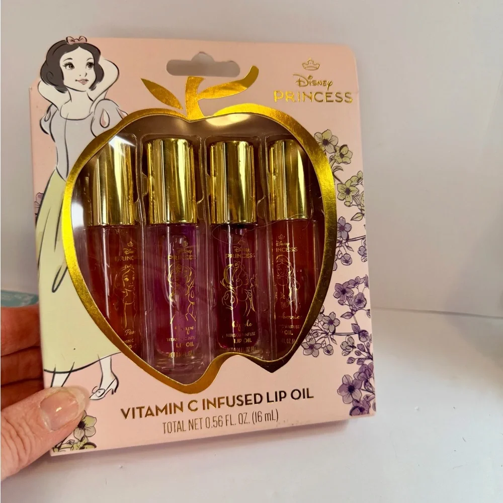 Disney Snow White Beauty Bundle | Eyeshadow Palette + Lip Oil Set